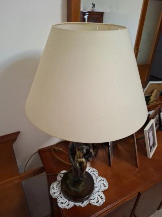 Lámpara de mesa con figura dorada