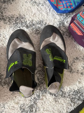 Scarpe da arrampicata in varie taglie e materiali