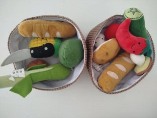 Cestas de tela con alimentos de juguete