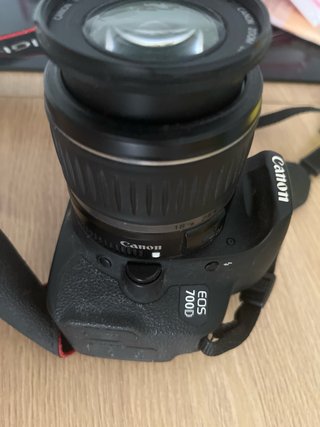 Canon EOS 700D + objetivo 18-55mm + 3 baterías