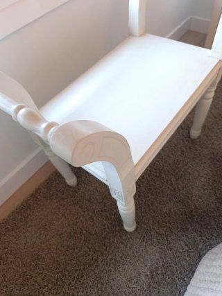 Banqueta de madera blanca pintada a mano.