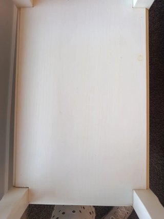 Banqueta de madera blanca pintada a mano.