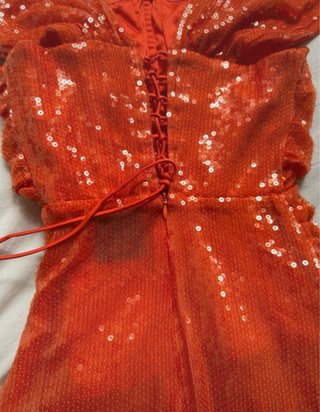Vestido de fiesta naranja y dorado