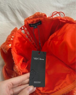 Vestido de fiesta naranja y dorado