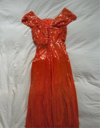 Vestido de fiesta naranja y dorado