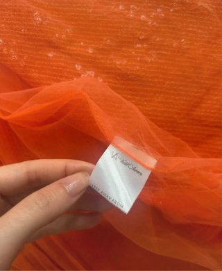 Vestido de fiesta naranja y dorado