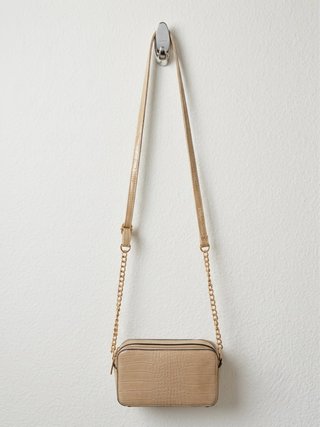Bolso beige con cadena dorada