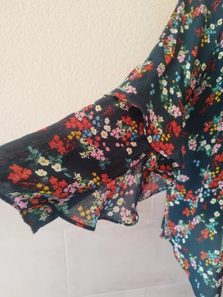 Blusa Derhy T. XL con flores bordadas.