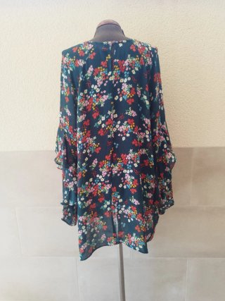 Blusa Derhy T. XL con flores bordadas.