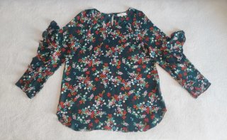Blusa Derhy T. XL con flores bordadas.