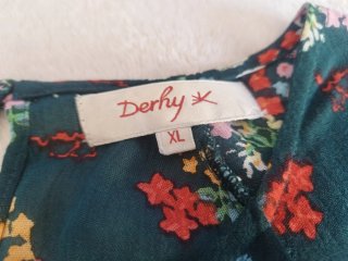 Blusa Derhy T. XL con flores bordadas.