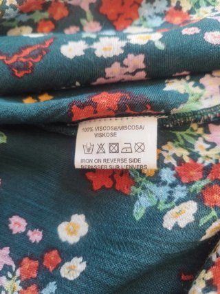 Blusa Derhy T. XL con flores bordadas.