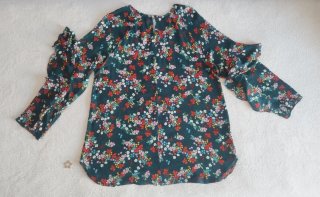 Blusa Derhy T. XL con flores bordadas.