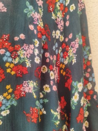 Blusa Derhy T. XL con flores bordadas.