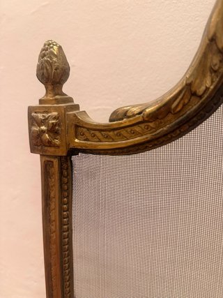 Pantalla chimenea estilo Luis XII bronce dorado.