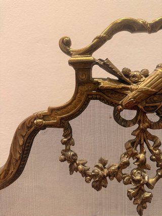 Pantalla chimenea estilo Luis XII bronce dorado.