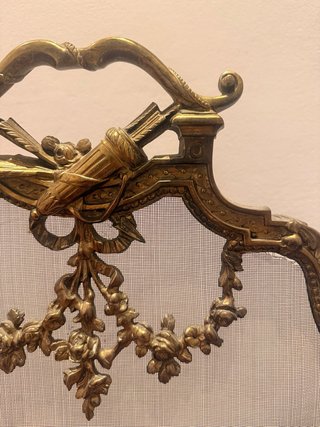 Pantalla chimenea estilo Luis XII bronce dorado.
