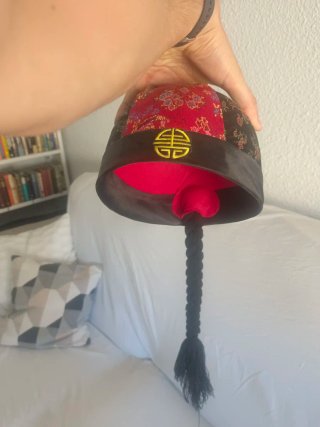 Sombreros orientales rojos y dorados