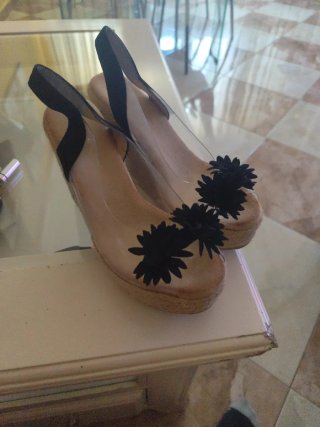 Zapatos de cuña beige y negro con flores