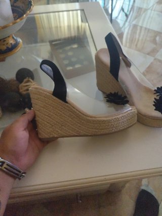 Zapatos de cuña beige y negro con flores
