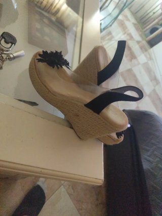 Zapatos de cuña beige y negro con flores