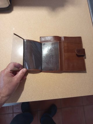 Billetera ME Cuero Marrón Compartimentos 10.5x17cm