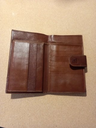 Billetera ME Cuero Marrón Compartimentos 10.5x17cm