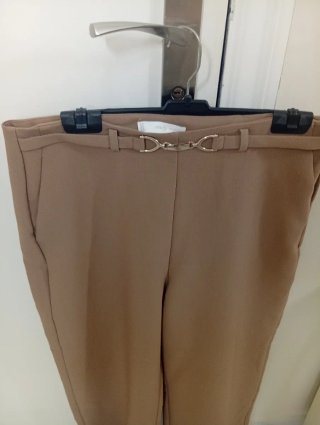 Pantalones Mango con cinturón dorado