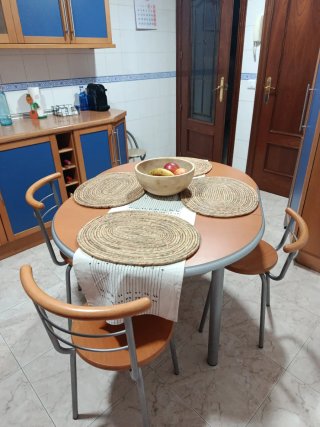Mesa redonda y 4 sillas cocina madera metal