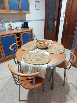 Mesa redonda y 4 sillas cocina madera metal