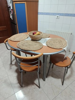 Mesa redonda y 4 sillas cocina madera metal