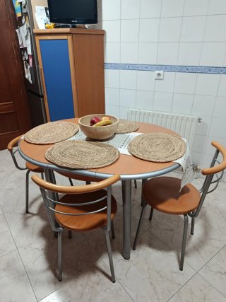 Mesa redonda y 4 sillas cocina madera metal