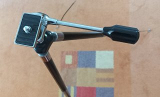 Trípode antiguo para cámara con funda