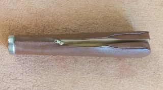 Trípode antiguo para cámara con funda