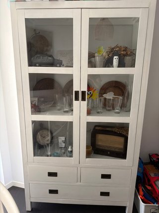 Vitrina de madera y cristal