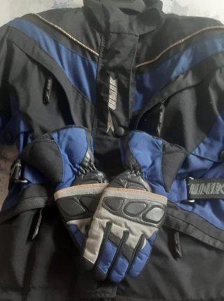 Chaqueta moto UNIK y guantes a juego