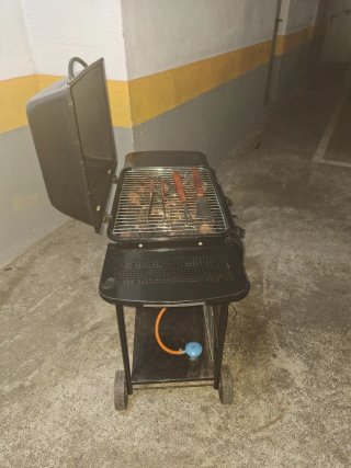 Barbacoa de gas negra