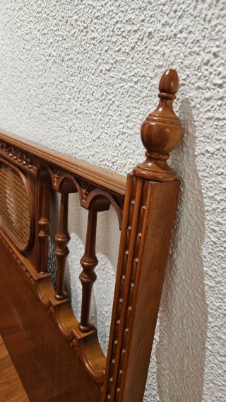 Cabecero de madera y ratán clásico