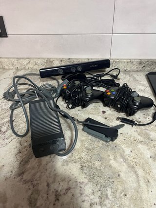 Xbox 360 120GB + Kinect + 2 Mandos