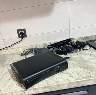 Xbox 360 120GB + Kinect + 2 Mandos
