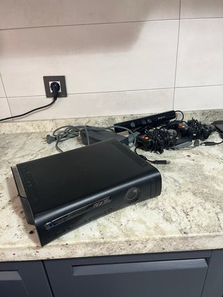 Xbox 360 120GB + Kinect + 2 Mandos