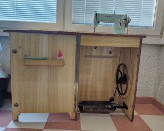 Máquina de coser Sigma con mueble