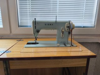 Máquina de coser Sigma con mueble