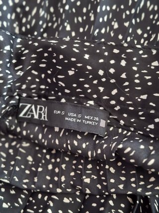 Falda plisada Zara negra y blanca