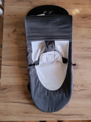 Hamaca BabyBjörn gris y beige