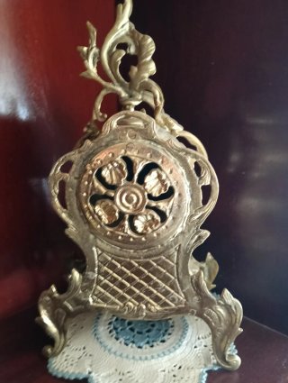 Reloj de sobremesa de bronce antiguo