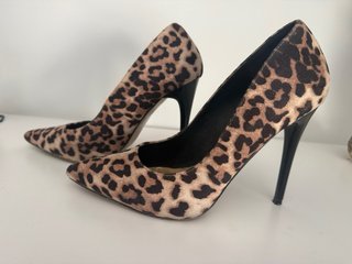 Zapatos de tacón estampado leopardo