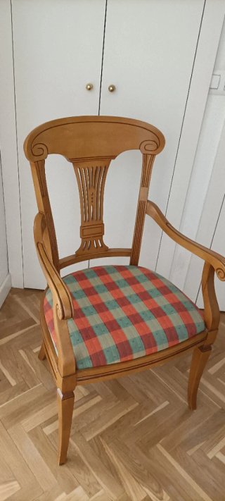 4 Sillas de comedor de madera con asiento tapizado