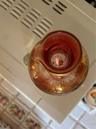 Bottiglia vintage in vetro rosso e oro