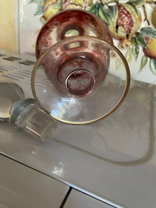 Bottiglia vintage in vetro rosso e oro